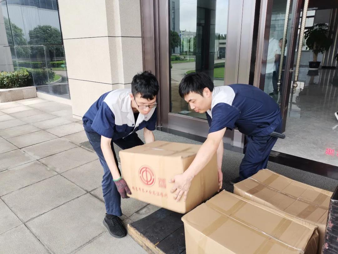 “夏日送清凉”，爱游戏体育向生产一线员工分发市总工会夏日慰问品